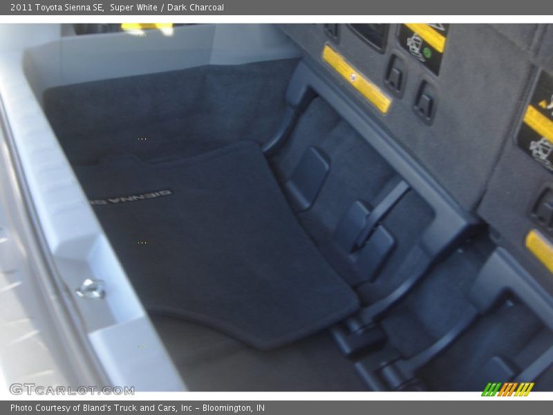 Super White / Dark Charcoal 2011 Toyota Sienna SE