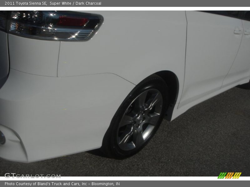 Super White / Dark Charcoal 2011 Toyota Sienna SE