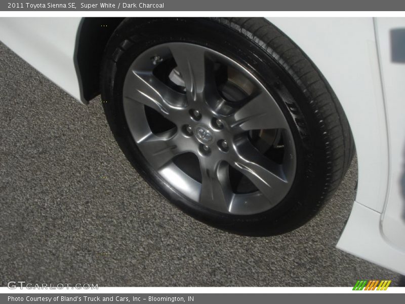 Super White / Dark Charcoal 2011 Toyota Sienna SE