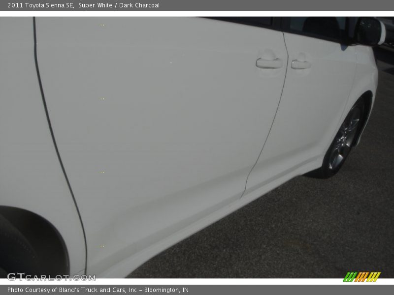 Super White / Dark Charcoal 2011 Toyota Sienna SE