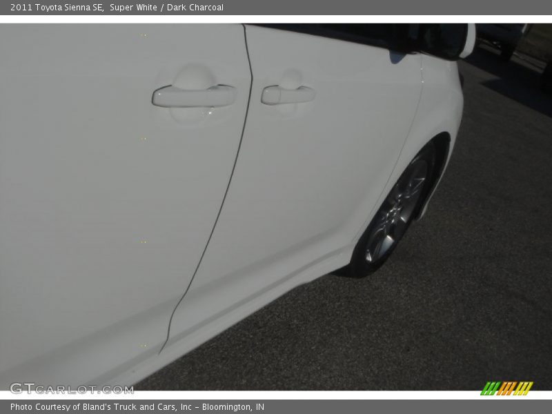 Super White / Dark Charcoal 2011 Toyota Sienna SE