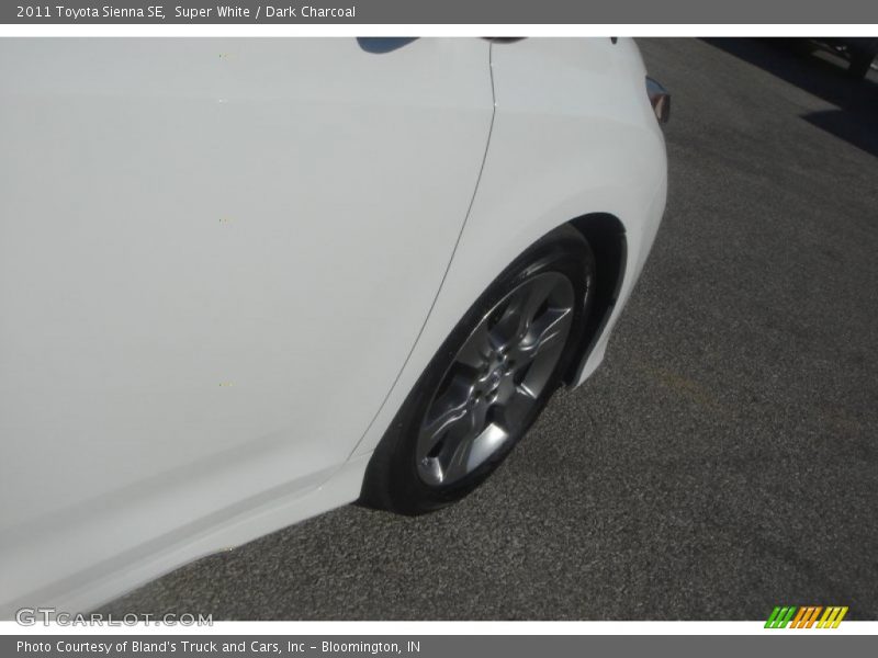 Super White / Dark Charcoal 2011 Toyota Sienna SE