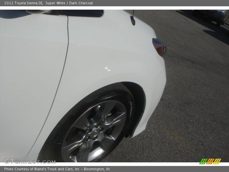 Super White / Dark Charcoal 2011 Toyota Sienna SE
