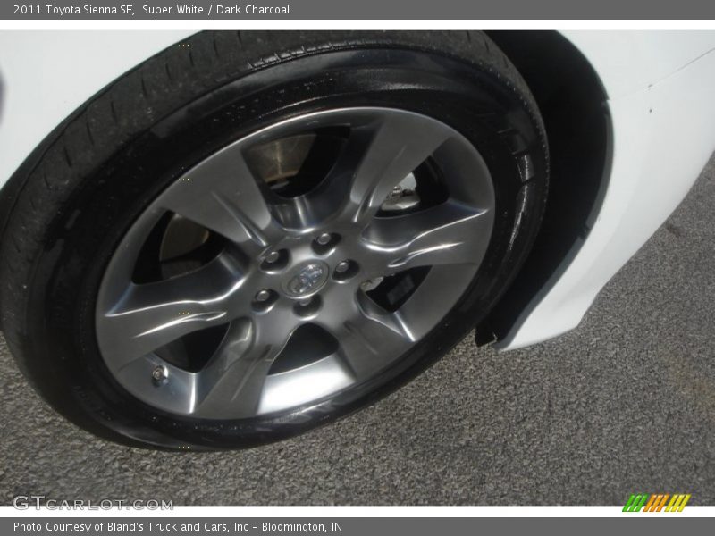Super White / Dark Charcoal 2011 Toyota Sienna SE