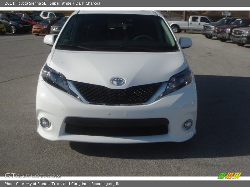 Super White / Dark Charcoal 2011 Toyota Sienna SE