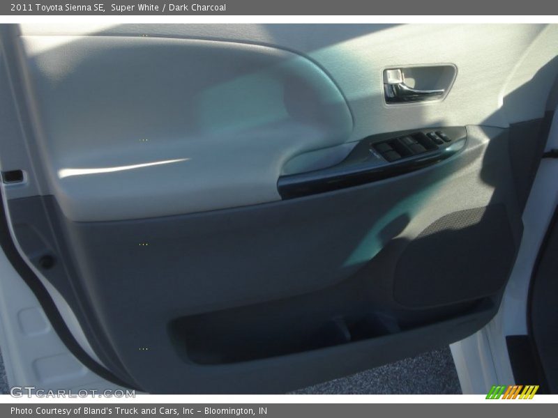 Super White / Dark Charcoal 2011 Toyota Sienna SE
