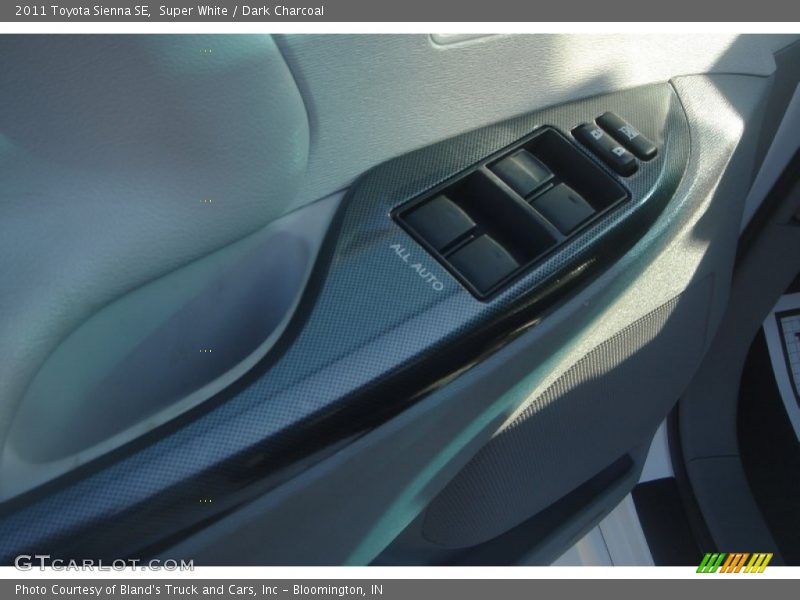Super White / Dark Charcoal 2011 Toyota Sienna SE