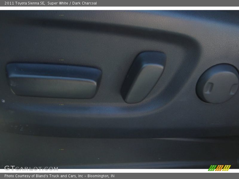 Super White / Dark Charcoal 2011 Toyota Sienna SE