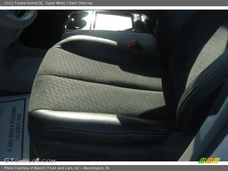 Super White / Dark Charcoal 2011 Toyota Sienna SE