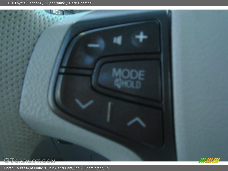 Super White / Dark Charcoal 2011 Toyota Sienna SE
