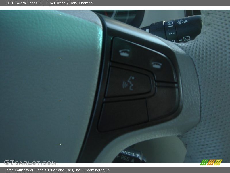 Super White / Dark Charcoal 2011 Toyota Sienna SE