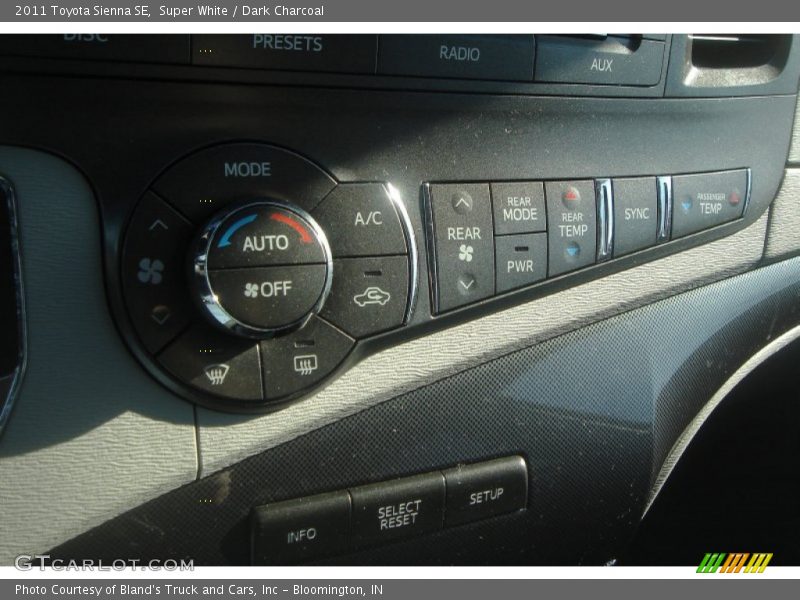 Super White / Dark Charcoal 2011 Toyota Sienna SE