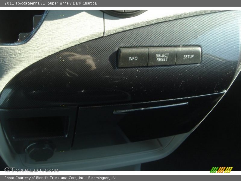 Super White / Dark Charcoal 2011 Toyota Sienna SE