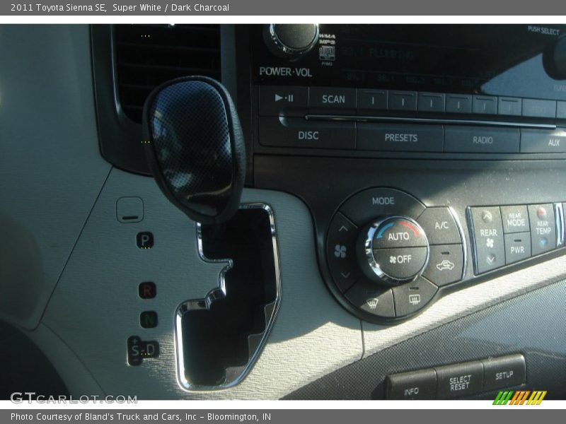 Super White / Dark Charcoal 2011 Toyota Sienna SE