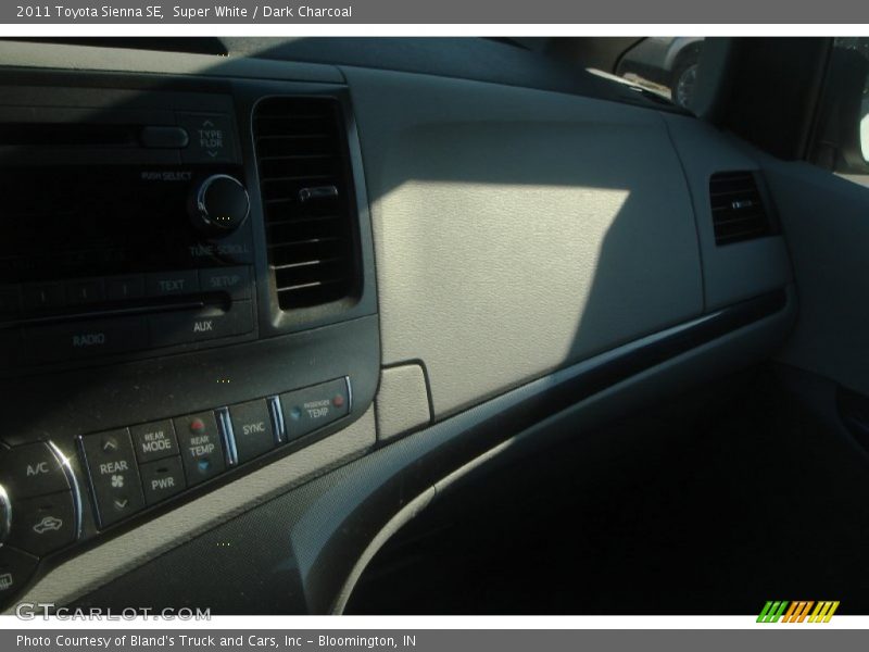 Super White / Dark Charcoal 2011 Toyota Sienna SE