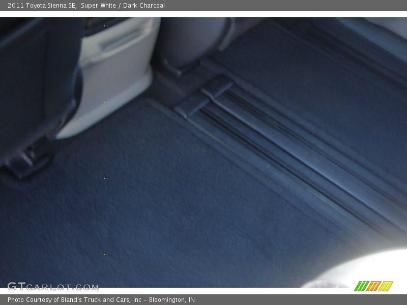 Super White / Dark Charcoal 2011 Toyota Sienna SE