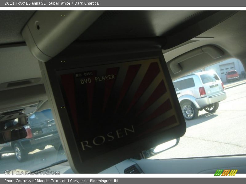 Super White / Dark Charcoal 2011 Toyota Sienna SE