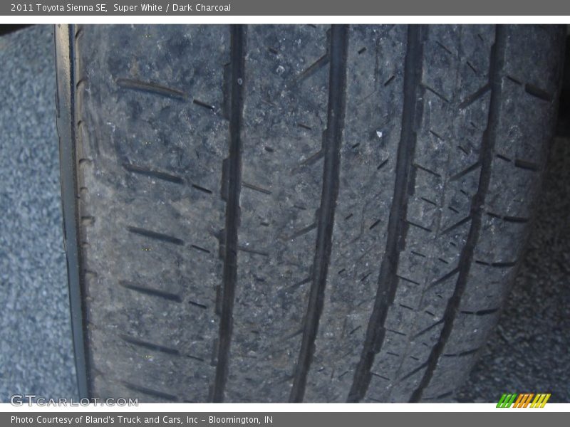 Super White / Dark Charcoal 2011 Toyota Sienna SE