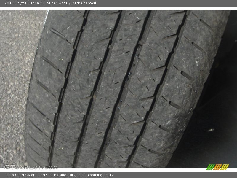 Super White / Dark Charcoal 2011 Toyota Sienna SE