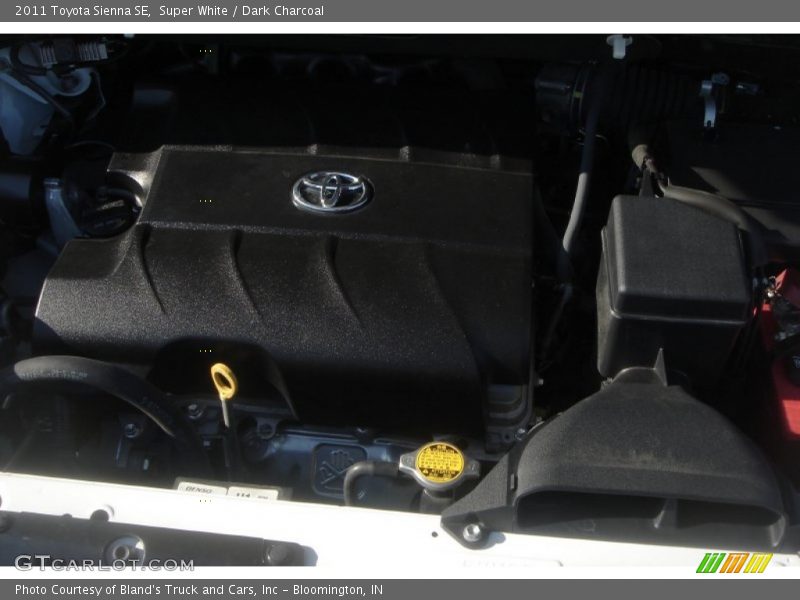 Super White / Dark Charcoal 2011 Toyota Sienna SE