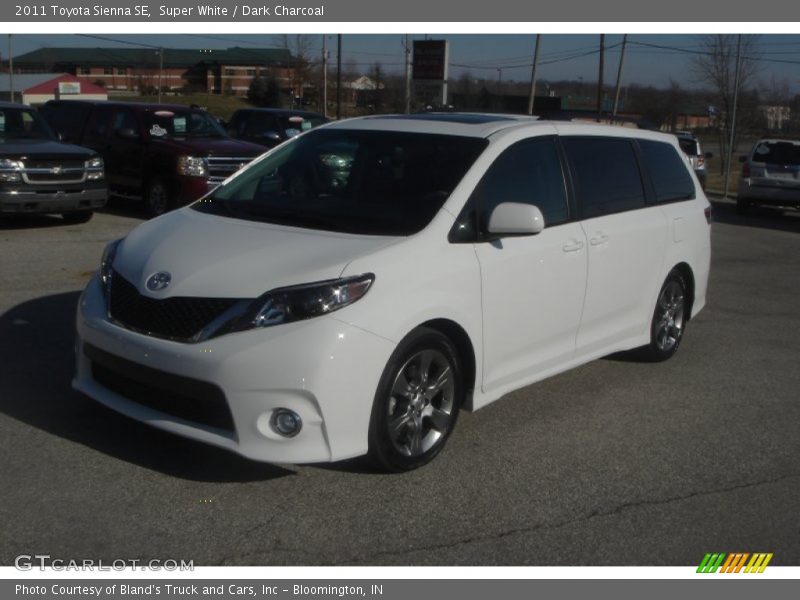 Front 3/4 View of 2011 Sienna SE