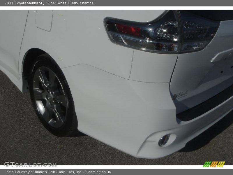 Super White / Dark Charcoal 2011 Toyota Sienna SE