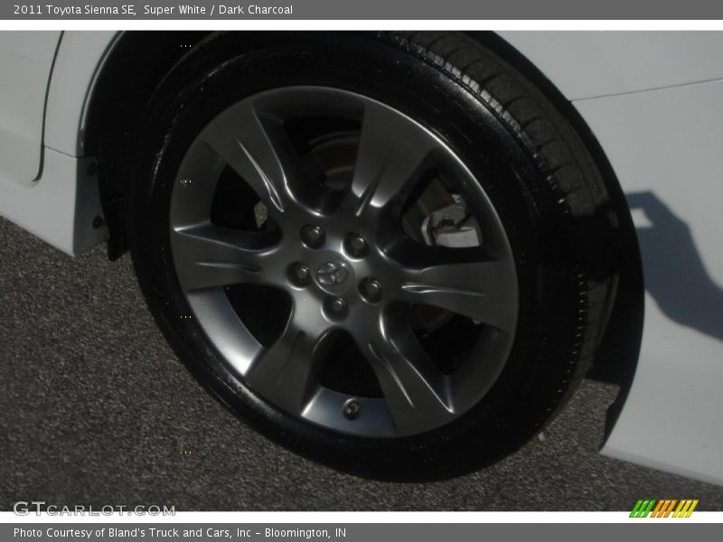 Super White / Dark Charcoal 2011 Toyota Sienna SE