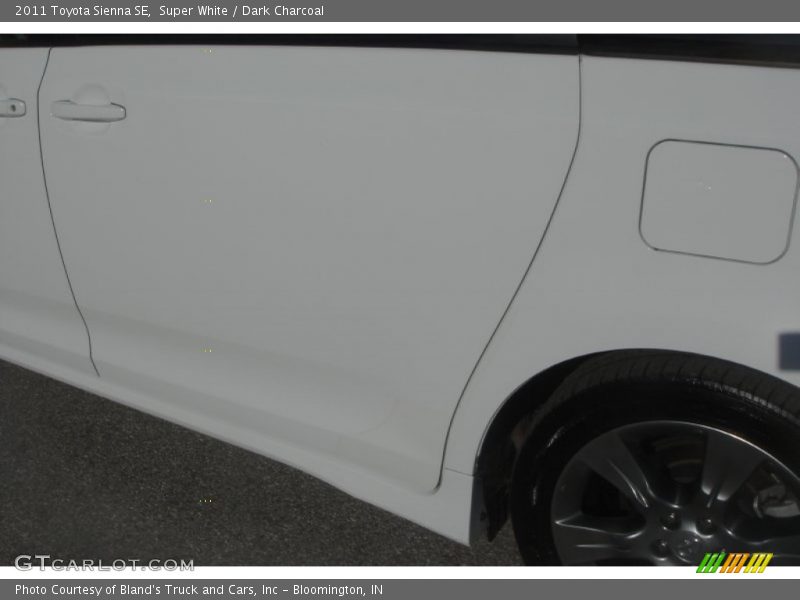 Super White / Dark Charcoal 2011 Toyota Sienna SE