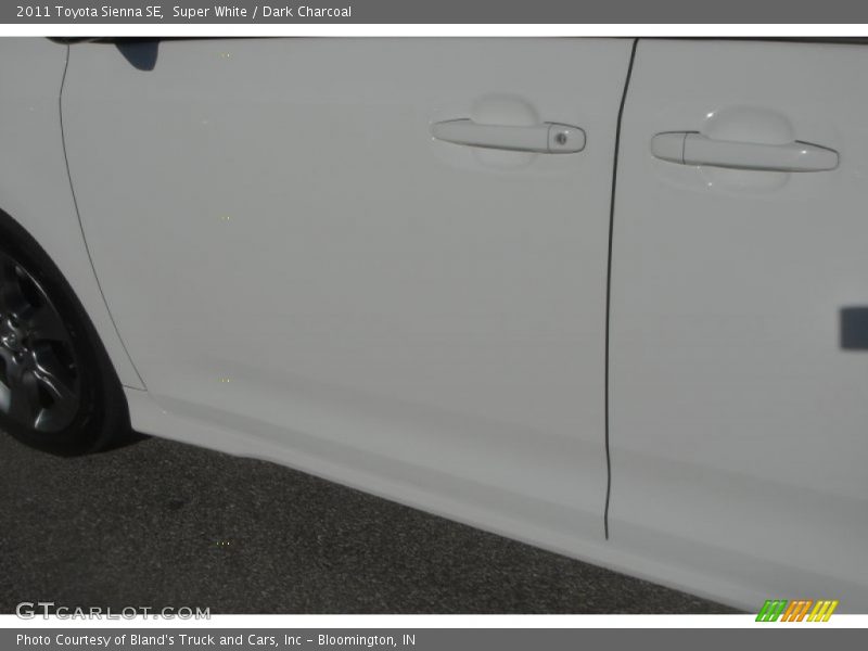 Super White / Dark Charcoal 2011 Toyota Sienna SE