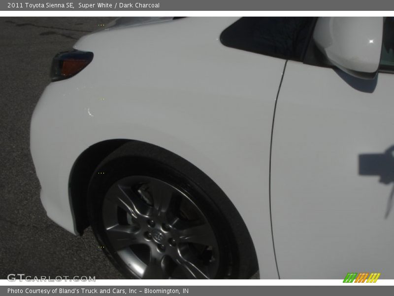 Super White / Dark Charcoal 2011 Toyota Sienna SE