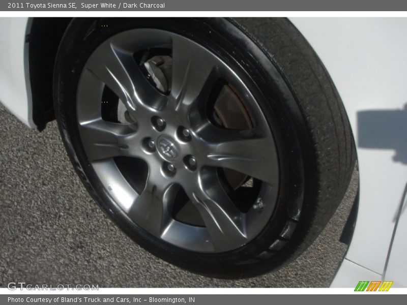 Super White / Dark Charcoal 2011 Toyota Sienna SE