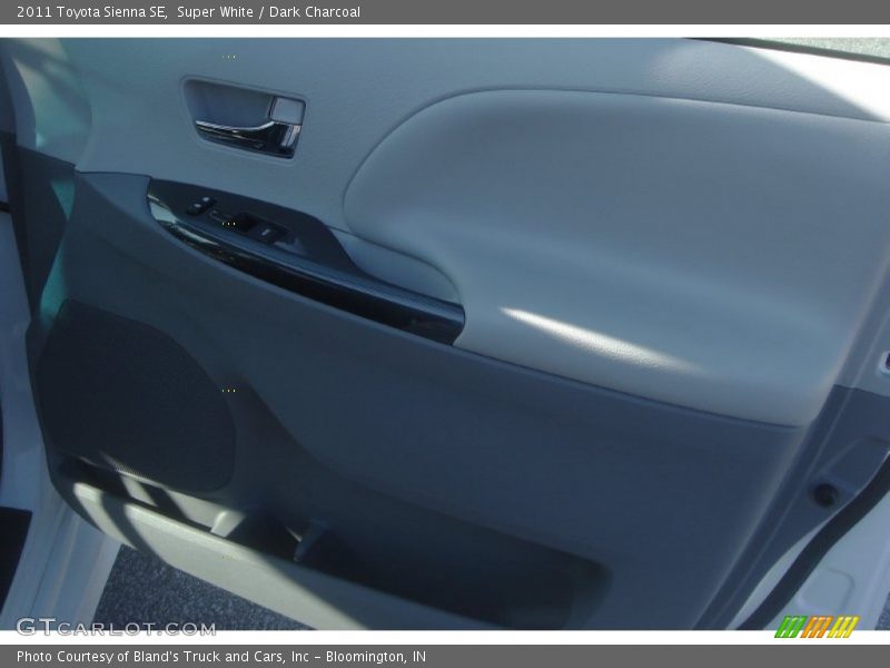 Super White / Dark Charcoal 2011 Toyota Sienna SE