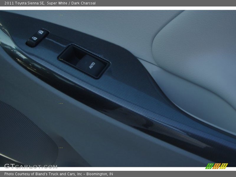 Super White / Dark Charcoal 2011 Toyota Sienna SE