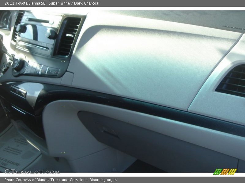 Super White / Dark Charcoal 2011 Toyota Sienna SE