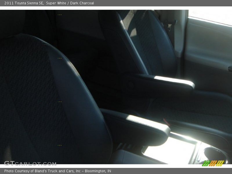 Super White / Dark Charcoal 2011 Toyota Sienna SE