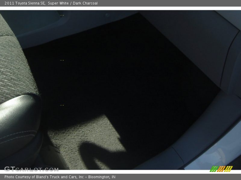 Super White / Dark Charcoal 2011 Toyota Sienna SE