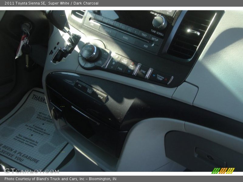 Super White / Dark Charcoal 2011 Toyota Sienna SE