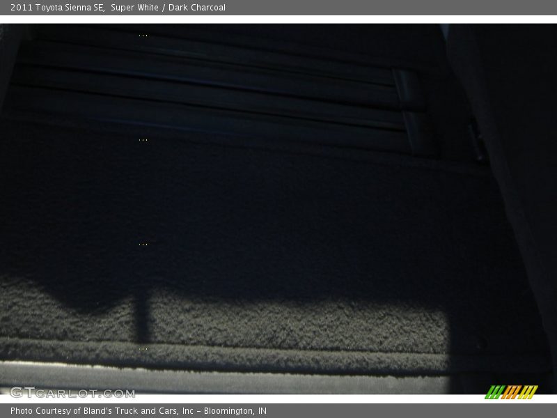 Super White / Dark Charcoal 2011 Toyota Sienna SE