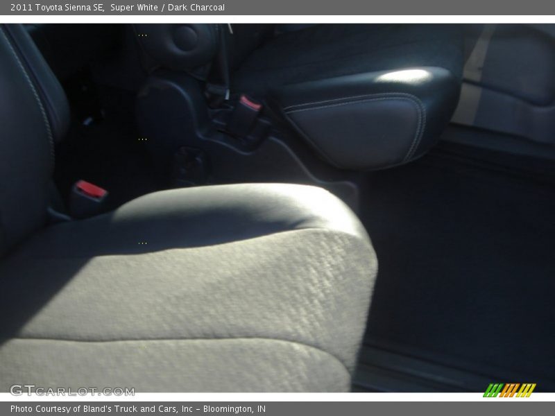 Super White / Dark Charcoal 2011 Toyota Sienna SE