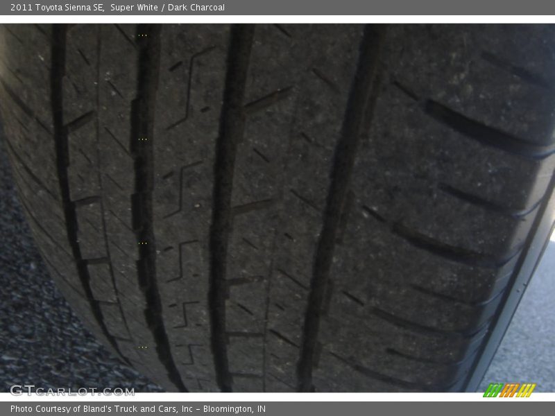Super White / Dark Charcoal 2011 Toyota Sienna SE