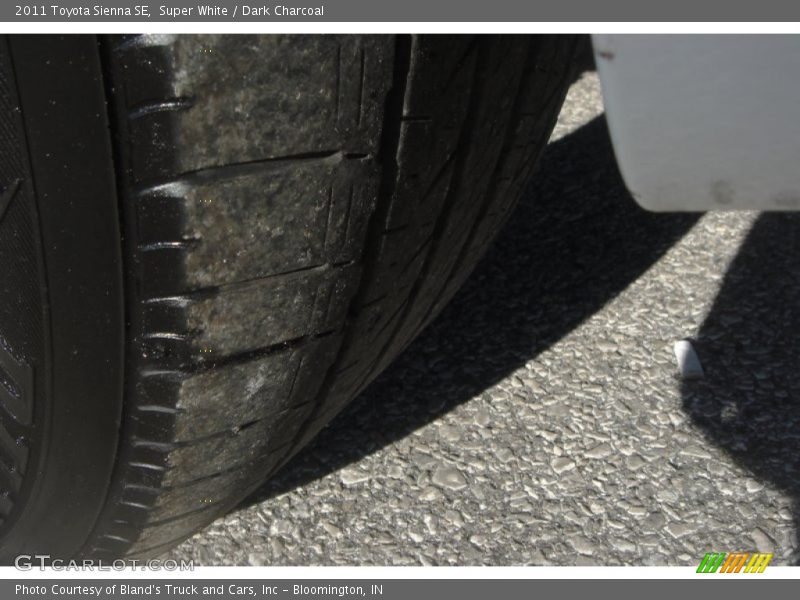Super White / Dark Charcoal 2011 Toyota Sienna SE