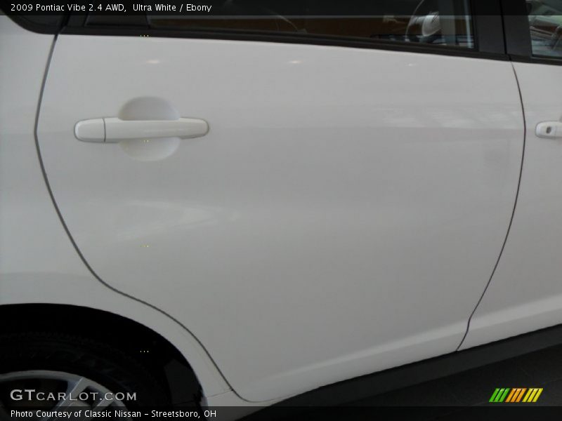 Ultra White / Ebony 2009 Pontiac Vibe 2.4 AWD