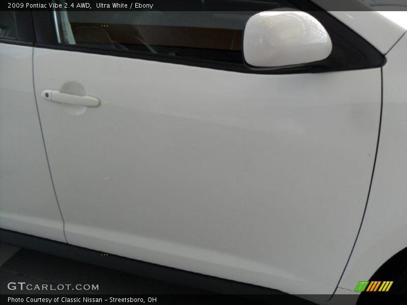 Ultra White / Ebony 2009 Pontiac Vibe 2.4 AWD