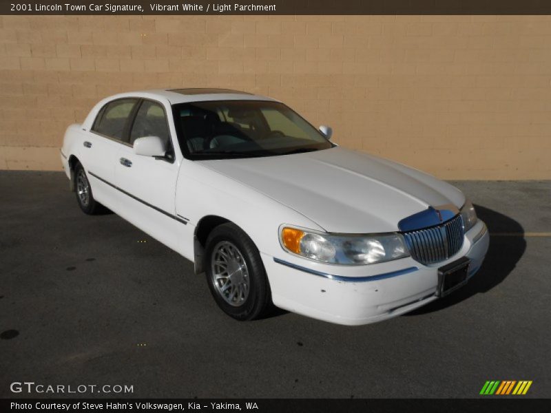 Vibrant White / Light Parchment 2001 Lincoln Town Car Signature