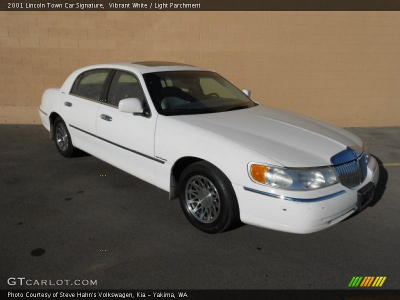 Vibrant White / Light Parchment 2001 Lincoln Town Car Signature