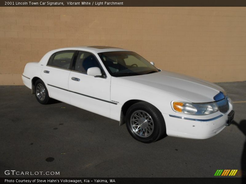 Vibrant White / Light Parchment 2001 Lincoln Town Car Signature