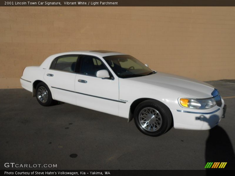 Vibrant White / Light Parchment 2001 Lincoln Town Car Signature