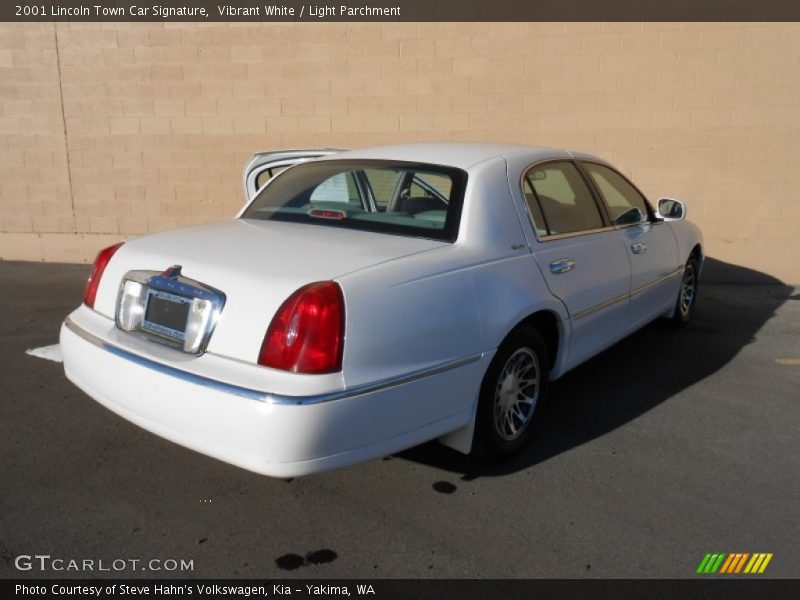 Vibrant White / Light Parchment 2001 Lincoln Town Car Signature