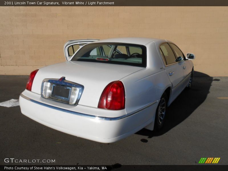 Vibrant White / Light Parchment 2001 Lincoln Town Car Signature