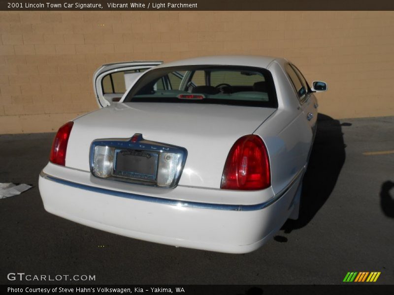 Vibrant White / Light Parchment 2001 Lincoln Town Car Signature